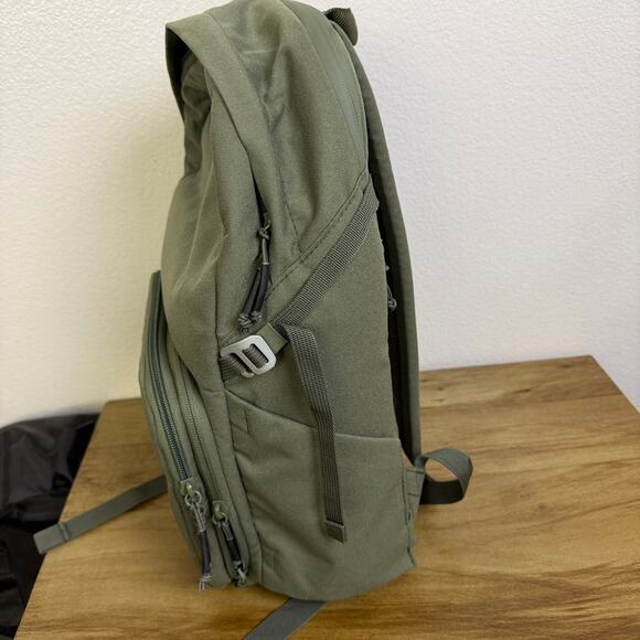 Brevite Jumper Camera Photo Backpack Pine Green Shoulder Strap Zip 22L Large EUC - Picture 8 of 12